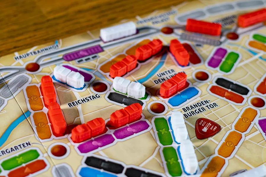 ticket to ride berlin, white and red player competing for branderburger tor