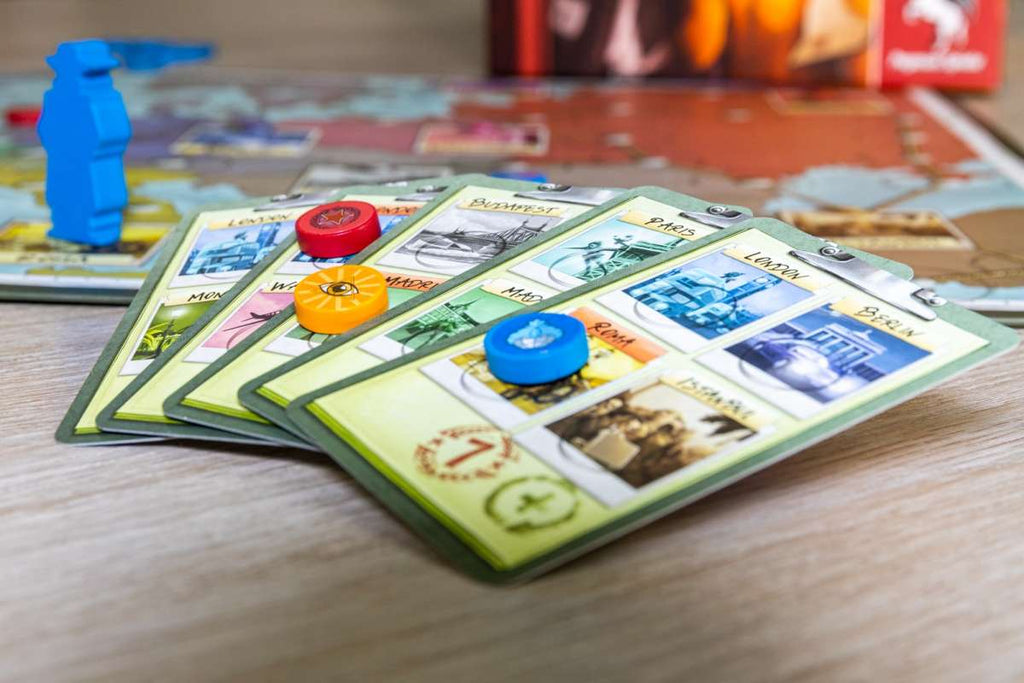 Pegasus Spiele Spy Connection board game contents with cards and tokens