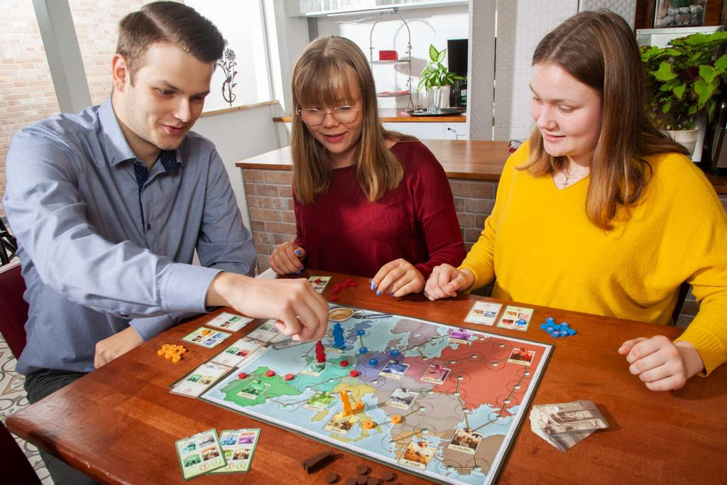 Pegasus Spiele Spy Connection board game gameplay by friends
